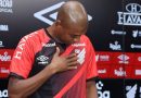 Fernandinho, ex-Athletico-PR e seleção, anuncia aposentadoria: ‘Estou cansado’