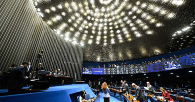 Bolsonaristas gritam ‘o choro é livre’; base responde que ‘o choro é livre, mas Bolsonaro não’