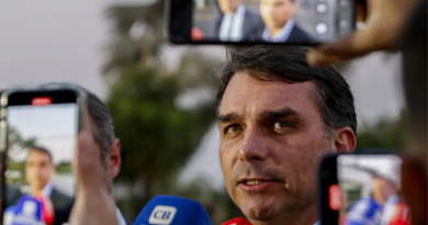Flávio Bolsonaro diz que contrato de Eduardo com produtores é antigo