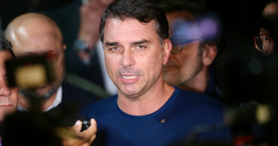 TSE manda remover posts que ligam Flávio Bolsonaro a apoio à ‘escala 7×0’ TSE manda remover posts que ligam Flávio Bolsonaro a apoio à ‘escala 7×0’