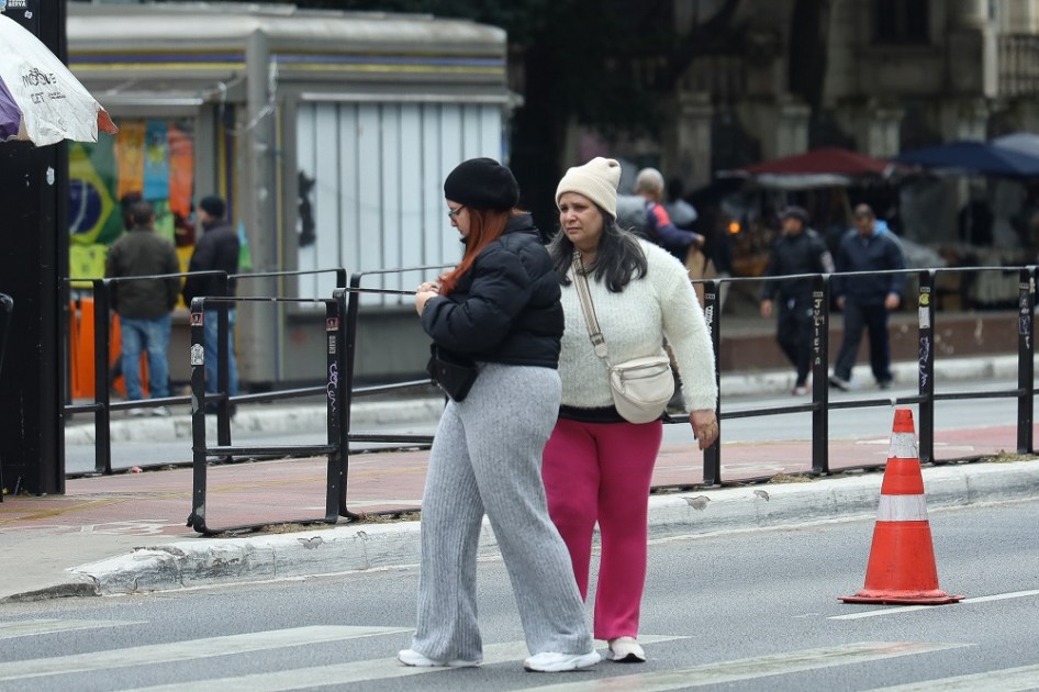 Pedestres se protegem do frio na Avenida Paulista, na região centro-sul de São Paulo Pedestres se protegem do frio na Avenida Paulista, na região centro-sul de São Paulo