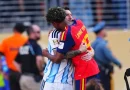 Yamal e Messi se abraçam após fim da Copa do Mundo;