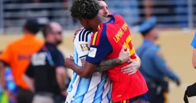 Yamal e Messi se abraçam após fim da Copa do Mundo;