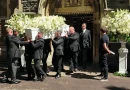 Fãs dão último adeus a Bonnie Tyler em seu funeral no País de Gales