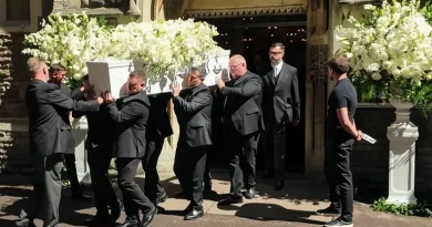 Fãs dão último adeus a Bonnie Tyler em seu funeral no País de Gales Fãs dão último adeus a Bonnie Tyler em seu funeral no País de Gales