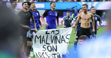 Fifa suspende Paredes e multa Argentina por racismo e menção às Malvinas