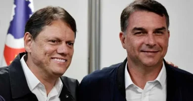 Tarcísio tem aconselhado campanha de Flávio Bolsonaro sobre deslizes Tarcísio tem aconselhado campanha de Flávio Bolsonaro sobre deslizes