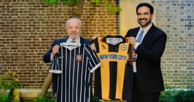 Lula presenteia prefeito de NY com camisa do Corinthians e fala sobre 6×1 Lula presenteia prefeito de NY com camisa do Corinthians e fala sobre 6×1