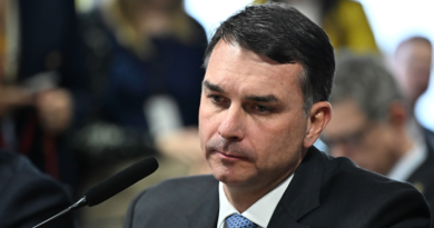 Na Bahia, Flávio Bolsonaro chama Lula de ‘pinguço incompetente’ e ‘ladrão’ Na Bahia, Flávio Bolsonaro chama Lula de ‘pinguço incompetente’ e ‘ladrão’