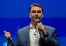 Flávio Bolsonaro fugiu do Brasil e está em avião a caminho dos EUA