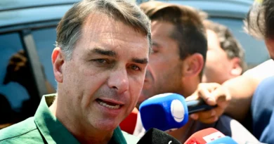 Flávio visita Bolsonaro pela 1º vez após autorização de Moraes: ‘Alegre com o resultado’ Flávio visita Bolsonaro pela 1º vez após autorização de Moraes: ‘Alegre com o resultado’