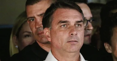 Advogado de Flávio alega surpresa com fuga do senador aos EUA: ‘Preciso conversar com ele’ Advogado de Flávio alega surpresa com fuga do senador aos EUA: ‘Preciso conversar com ele’