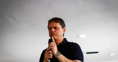 Tarcísio diz que Flávio deve levar secretários para o Governo Federal se vencer Tarcísio diz que Flávio deve levar secretários para o Governo Federal se vencer